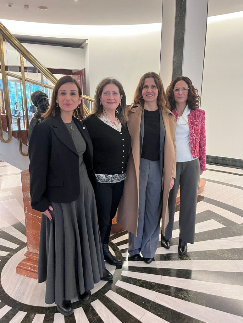 Nuestras compañeras del COTS de Madrid- Belén Novillo (i) y Amelia Oviedo (d)- junto a las representantes de EAPN, Elena Gil, y Provivienda, Gema Gallardo (en el centro)